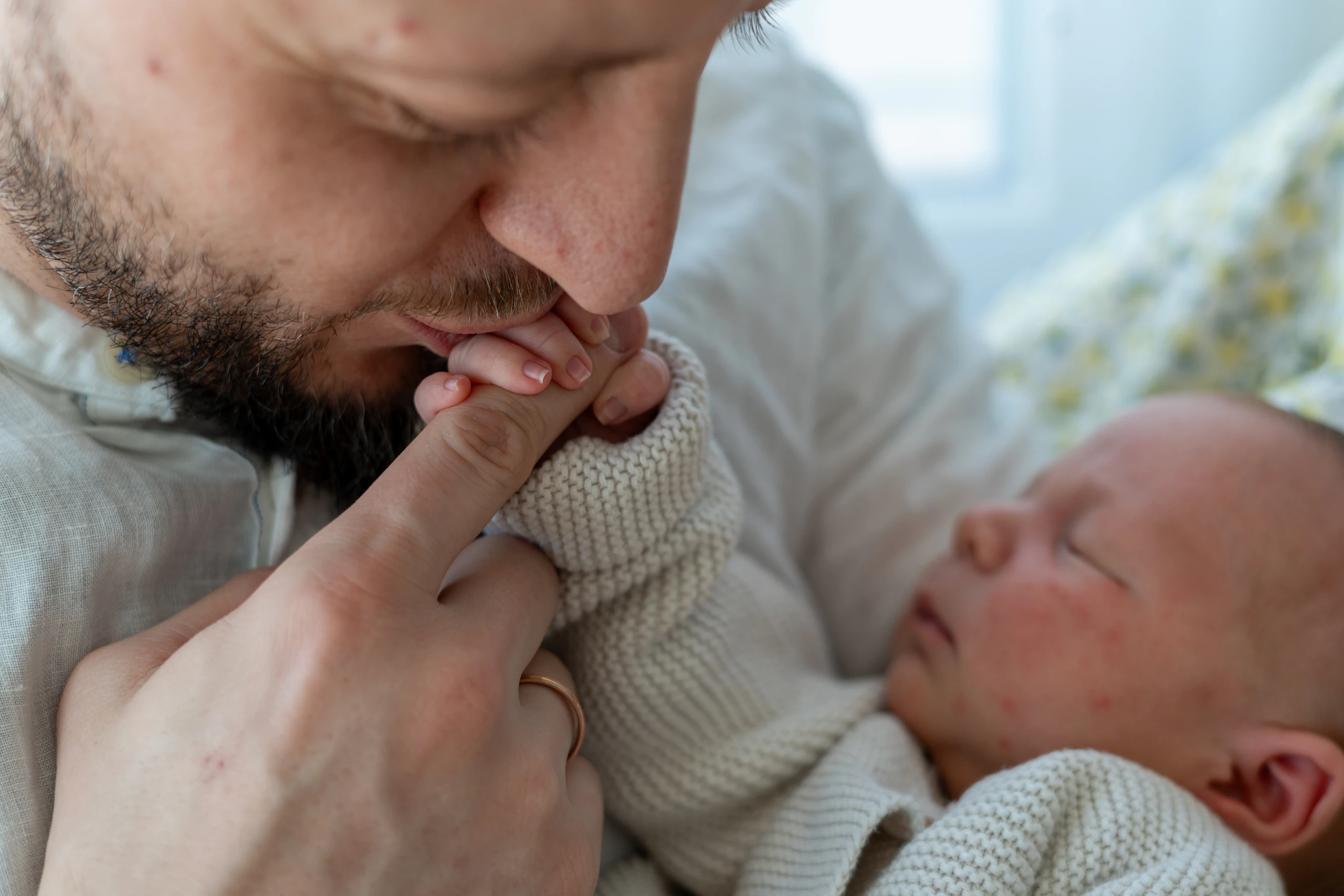 Vater küsst zärtlich die kleinen Füsse seines Babys